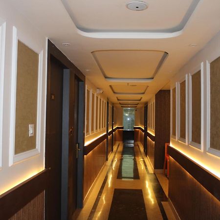 Hotel Gold Stone กานปูร์ ภายนอก รูปภาพ