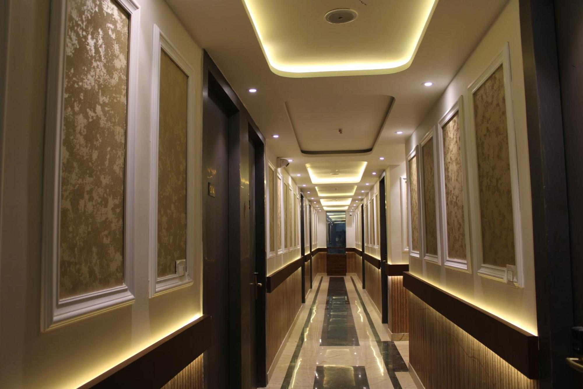 Hotel Gold Stone กานปูร์ ภายนอก รูปภาพ