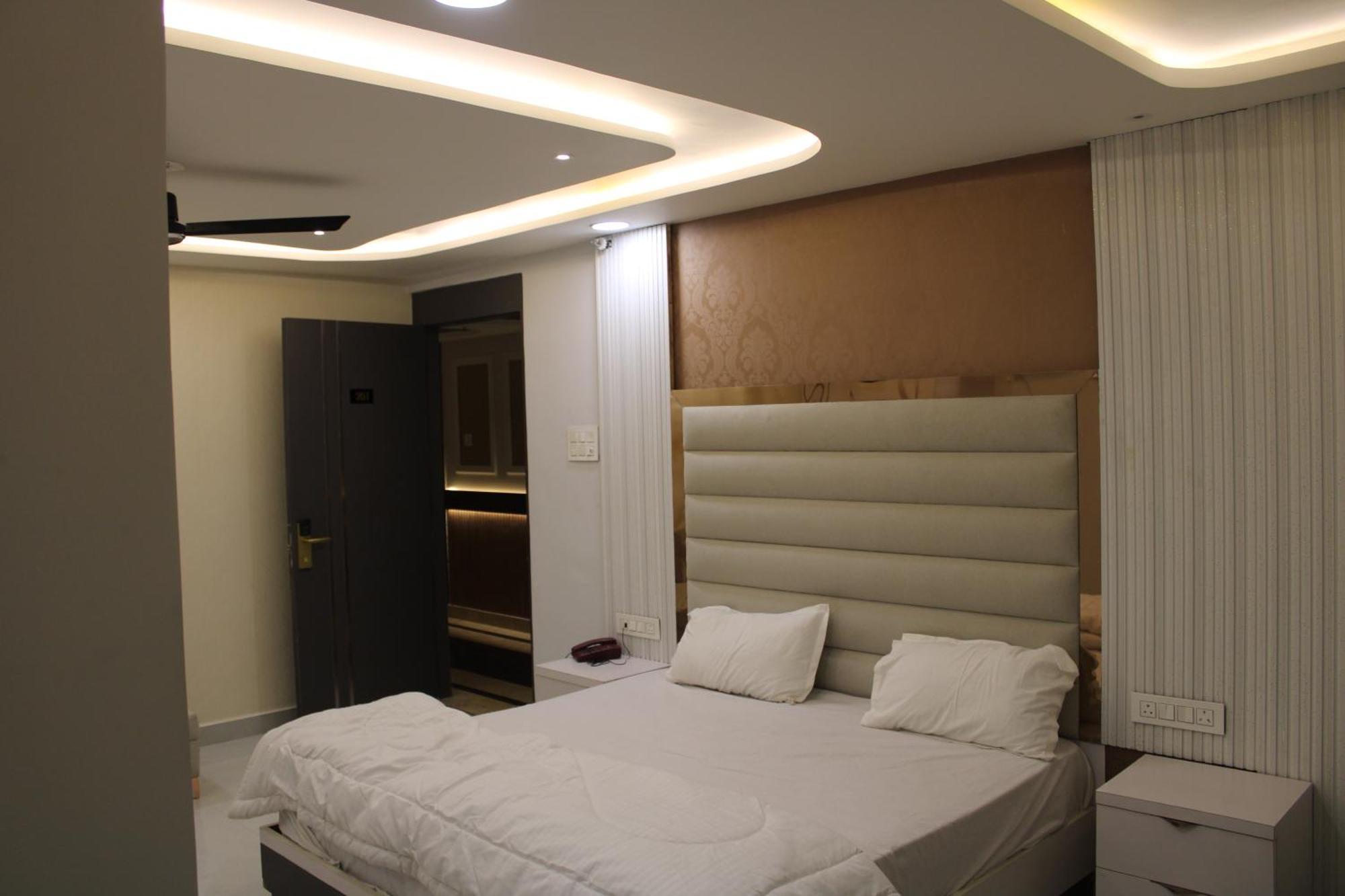 Hotel Gold Stone กานปูร์ ภายนอก รูปภาพ