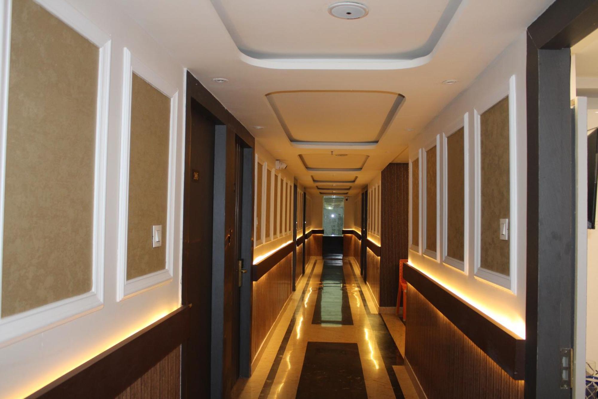 Hotel Gold Stone กานปูร์ ภายนอก รูปภาพ