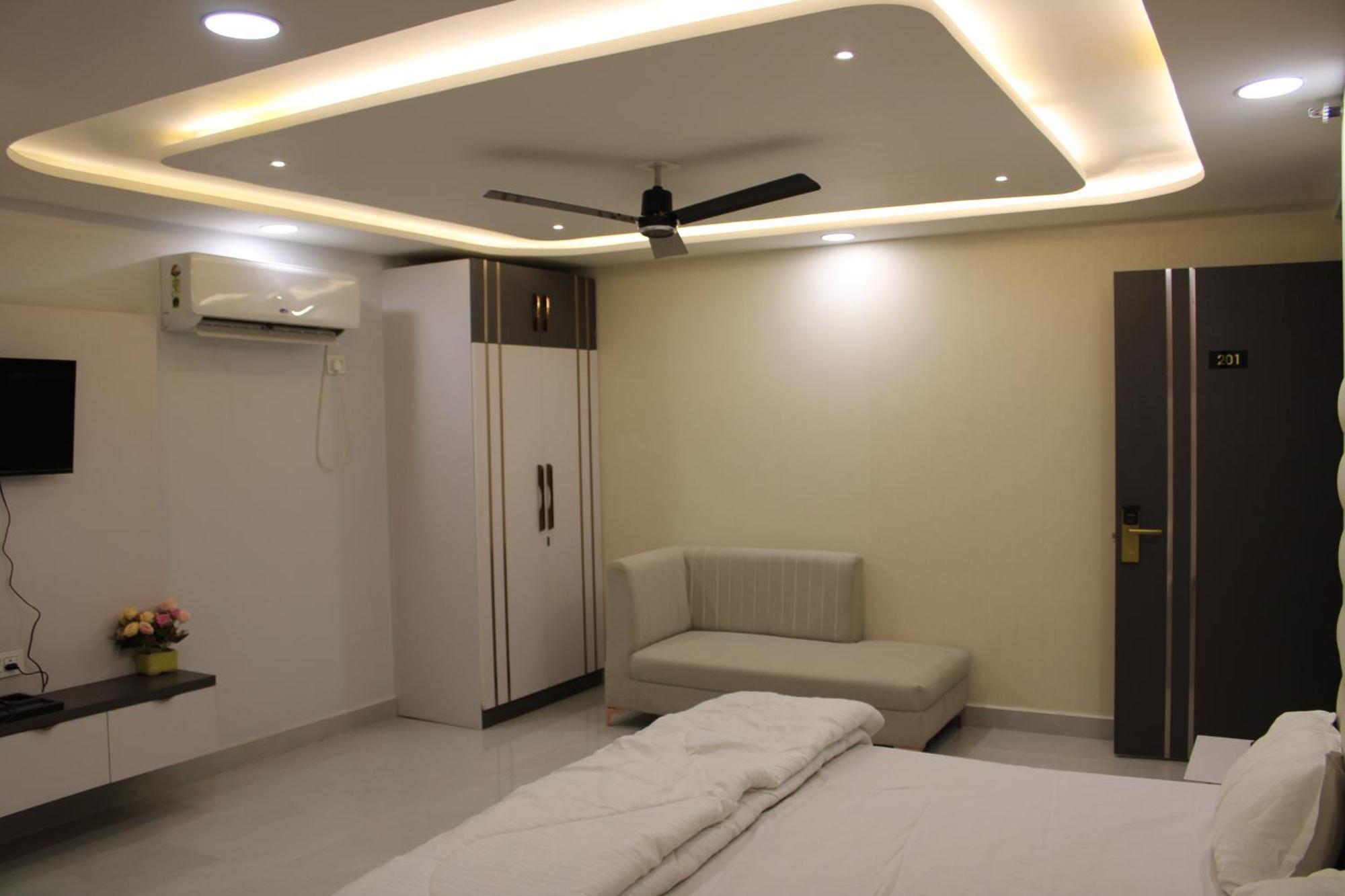 Hotel Gold Stone กานปูร์ ภายนอก รูปภาพ