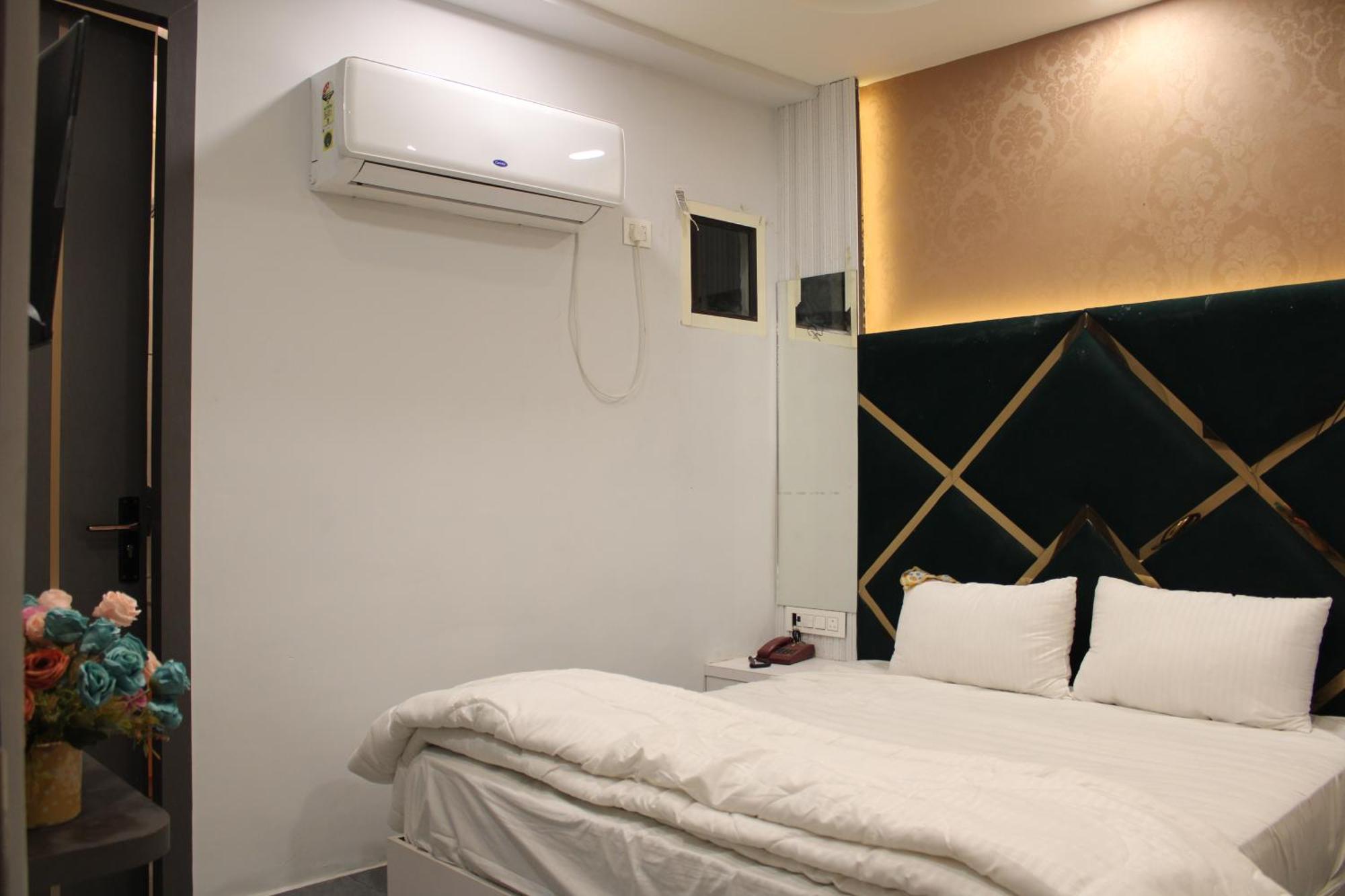 Hotel Gold Stone กานปูร์ ภายนอก รูปภาพ