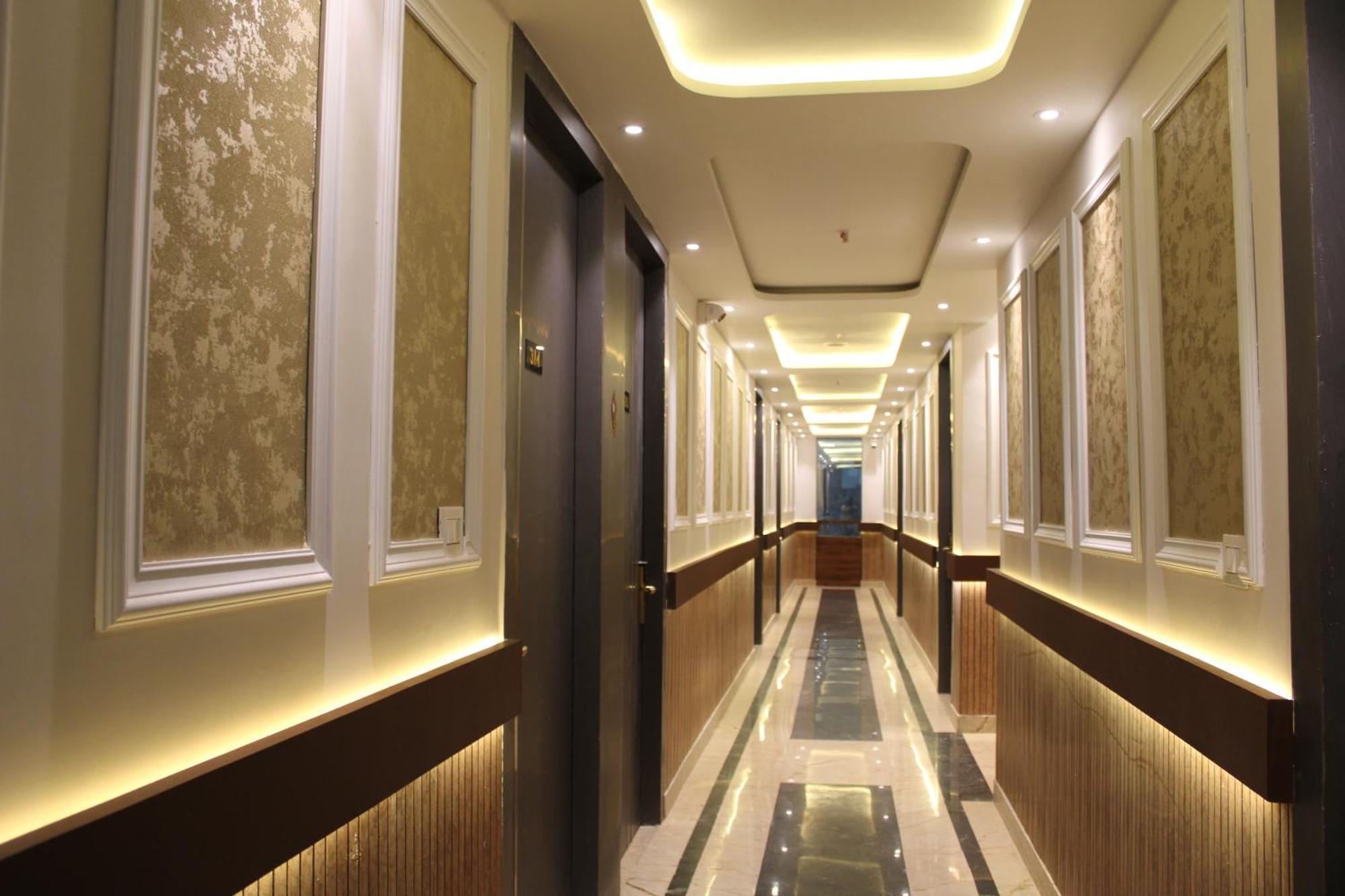 Hotel Gold Stone กานปูร์ ภายนอก รูปภาพ
