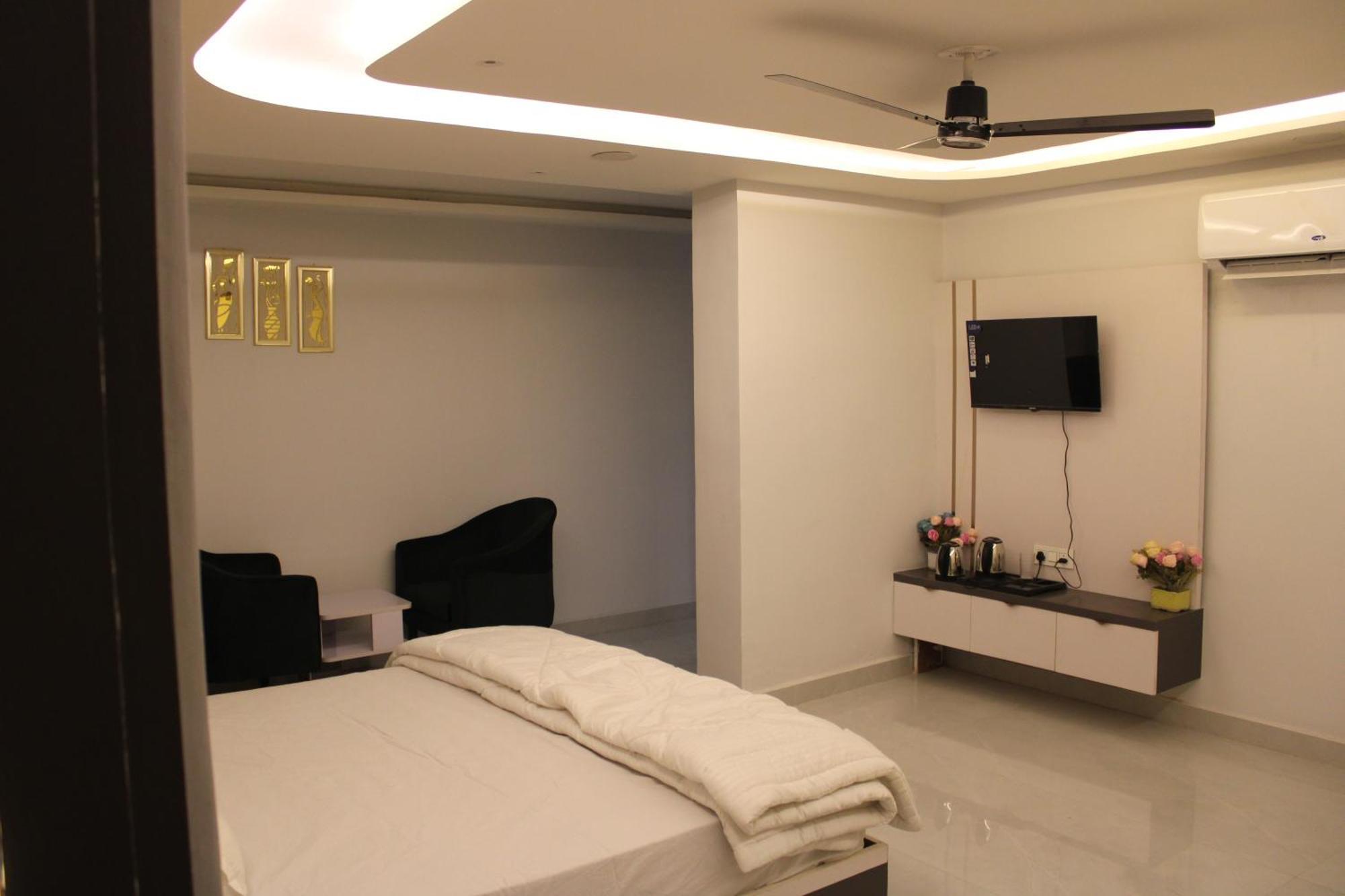 Hotel Gold Stone กานปูร์ ภายนอก รูปภาพ